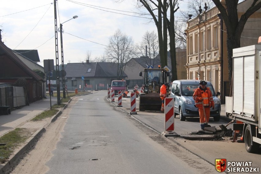 Przebudowa powiatowych dróg w Sieradzu. Targowa gotowa, na Krakowskim Przedmieściu prace trwają. Kiedy koniec? (zdjęcia)