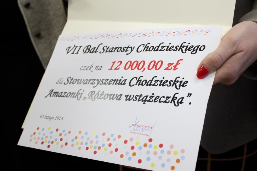 12 tys. złotych dla ,,Różowej wstążeczki" przekazali starostowie, pieniądze zebrano podczas balu