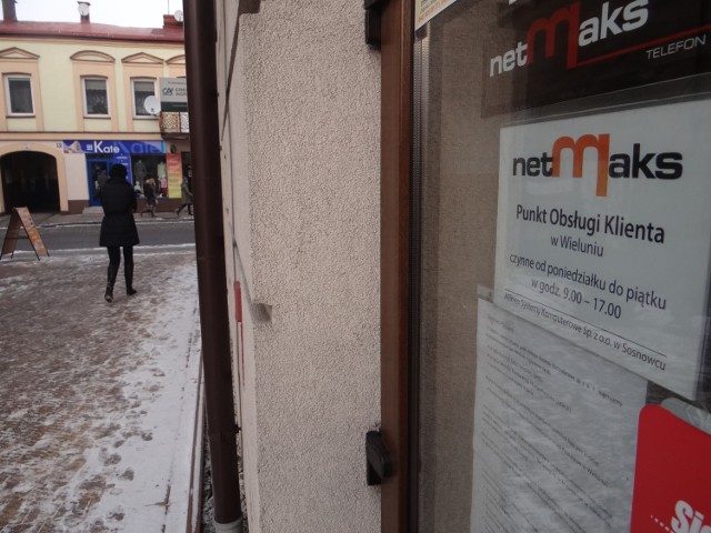 "Biuro w Wieluniu z polecenia osób zarządzających zostało zamknięte do odwołania. Firma nadal nie ogłosiła upadłości, jednak kontakt z centralą w Sosnowcu jest bardzo utrudniony" - informuje komunikat zawieszony w drzwiach punktu sprzedaży NetMaks w Wieluniu