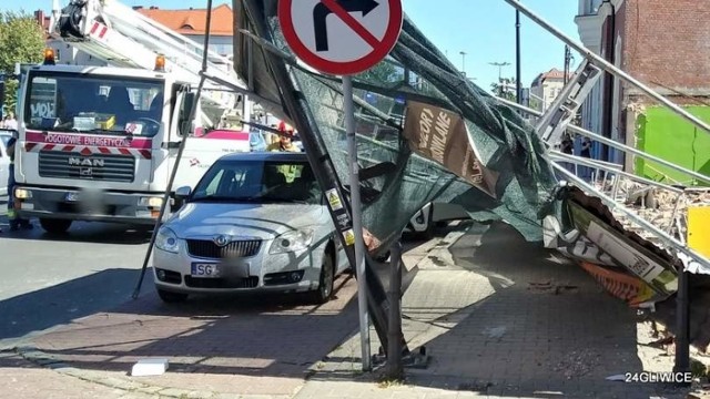 Gliwice: rusztowanie runęło na chodnik i zaparkowane samochody. Cud, że nikomu nic się nie stało