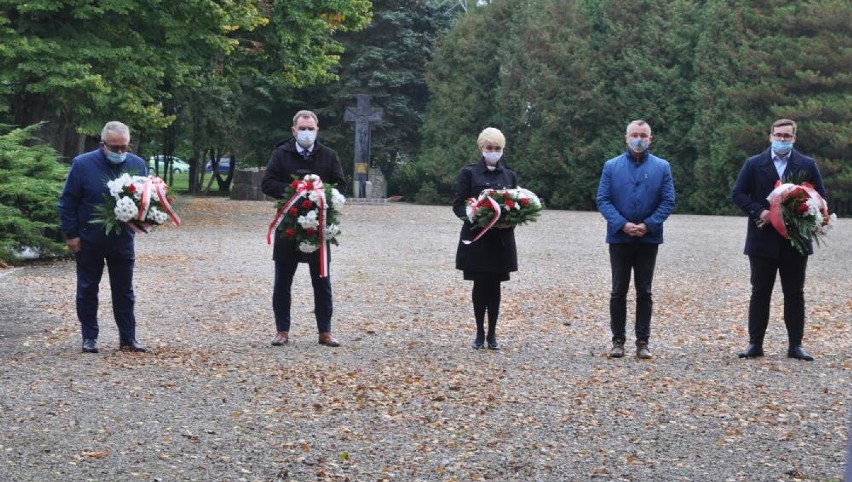 77. rocznica bitwy po Lenino - wiązanki kwiatów na kołobrzeskim cmentarzu