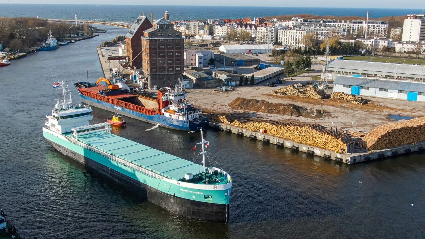 W kołobrzeskim porcie ukraińska kukurydza trafia na holenderski statek