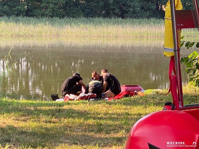 Mężczyzny, który topił się nad jeziorem w Radzimiu, nie udało się uratować