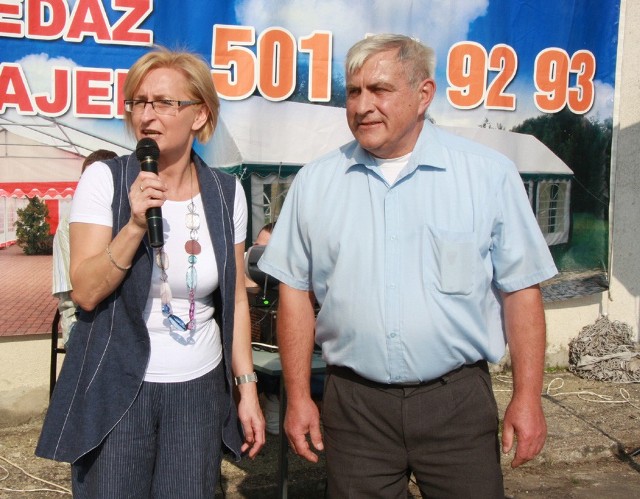 Dyrektor SP nr 1 Jolanta Trela i Czesław Pawlikowski z Nadleśnictwa