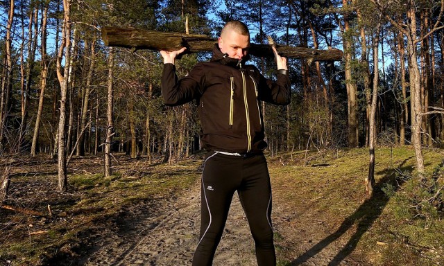 Mikołaj Tobera, bokser Sportów Walki Piła, znalazł w lesie doskonałe miejsce do treningów