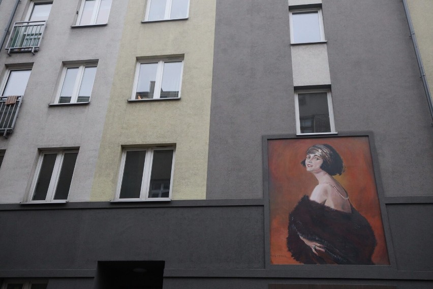 Na muralu, Pola Negri zadziornie zerka przez ramię na okna...