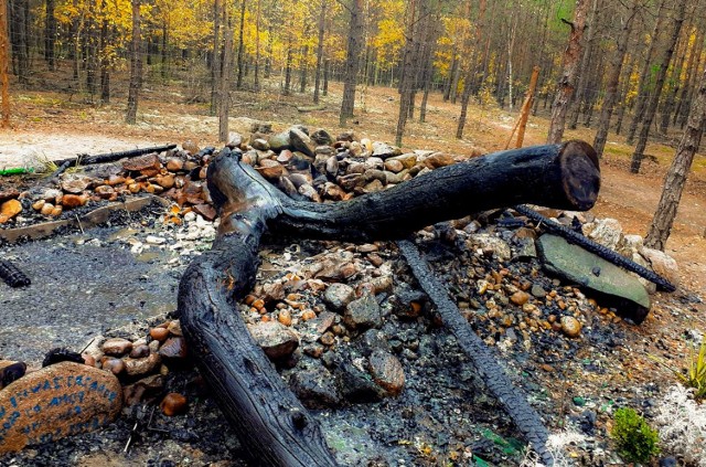 Cudowna kapliczka między Siodłem a Marszowem spłonęła, ogień strawił także słynną sosnę, z której zostały tylko zgliszcza.