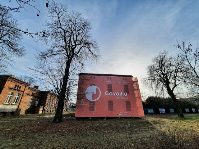 Reklamę nowego osiedla powstającego na poznańskim Łazarzu zawieszono na rusztowaniu postawionym przy wpisanej do gminnej ewidencji zabytków kamienicy przy ulicy Grunwaldzkiej 28 we wtorek 30 stycznia.