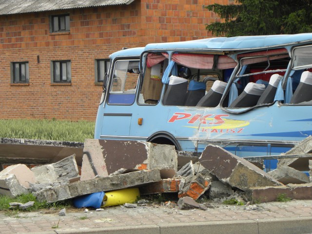 Kierowca ciężarówki, która zderzyła się z autobusem usłyszał zarzut