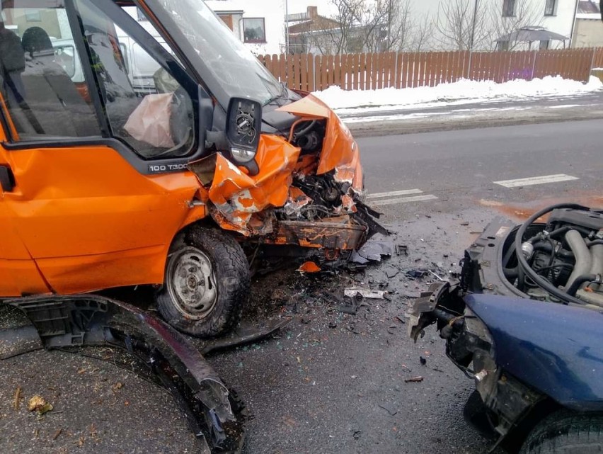 Czołowe zderzenie w Sadowie. Samochody są w opłakanym stanie. Jeden z kierowców pił wcześniej alkohol 