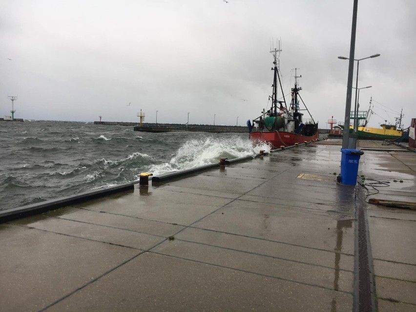 Grudniowy sztorm w powiecie puckim. Silny wiatr rozkołysał Zatokę Pucką i Bałtyk. Jeszcze dziś może wiać nawet 110 km/h | ZDJĘCIA, WIDEO