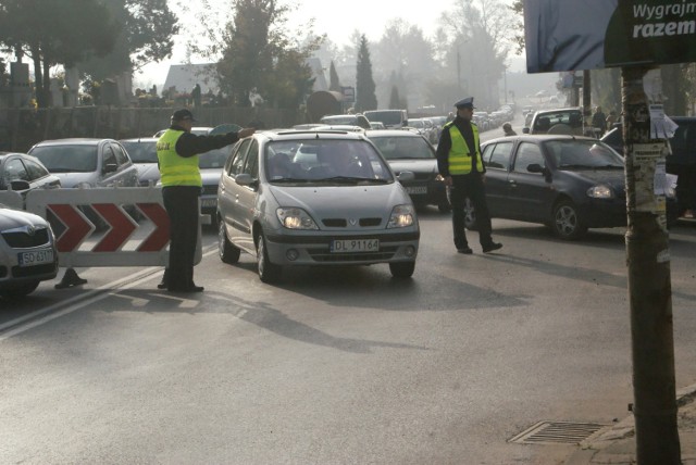 Policjanci będą czuwać nad bezpieczeństwem pieszych i kierowców m.in. w rejonie cmentarza przy ul. 11 Listopada