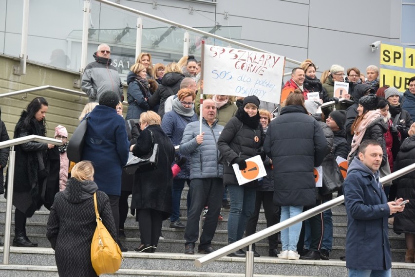 Protest nauczycieli w Lubinie. Przyjechali z okolicznych...