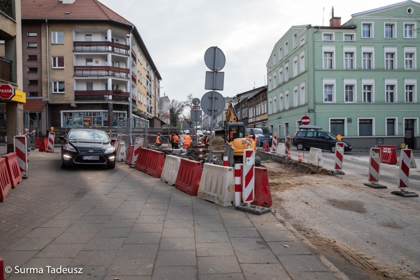 Ulica Wojska Polskiego. Samochody jeżdżą po chodniku