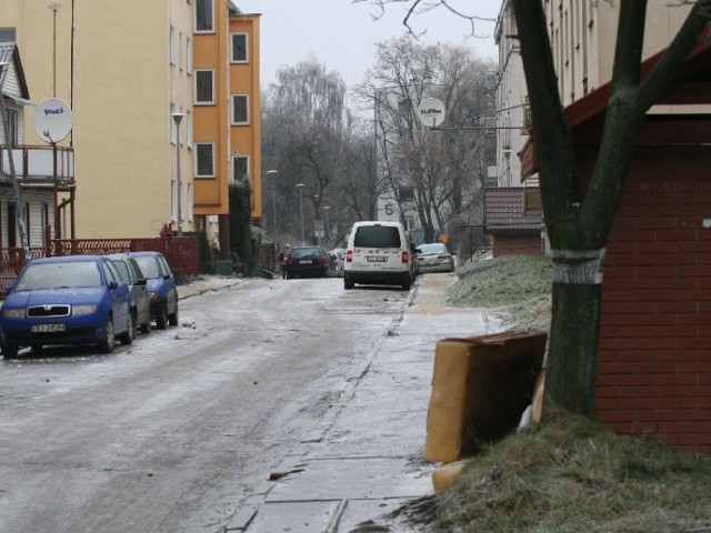 Jeszcze na początku grudnia w tym miejscu na ulicy Dąbrowskiej w Kielcach parkowali swoje auta mieszkańcy bloku numer 7, teraz muszą to robić gdzie indziej.