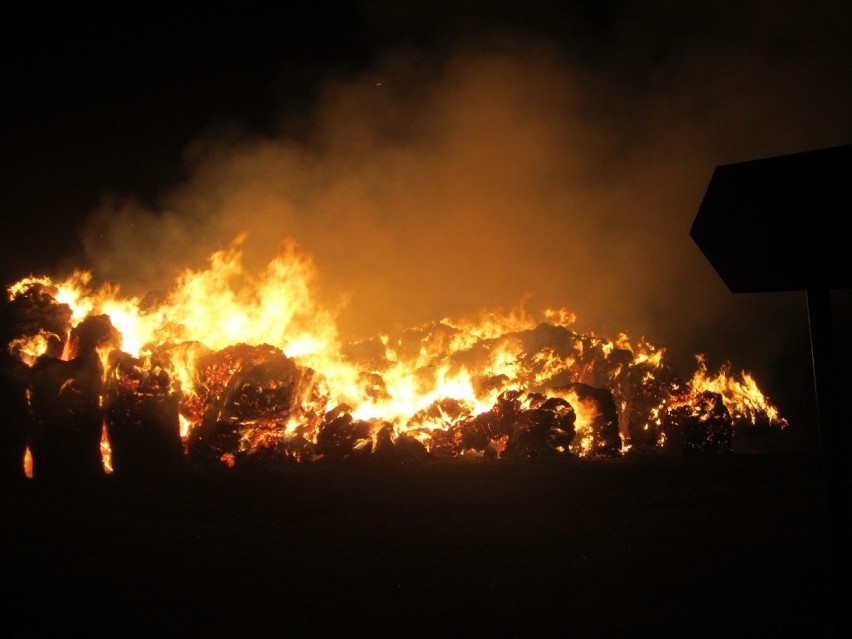 Spłonęły bele siana. Trwa dogaszanie pożaru w Duninówku 
