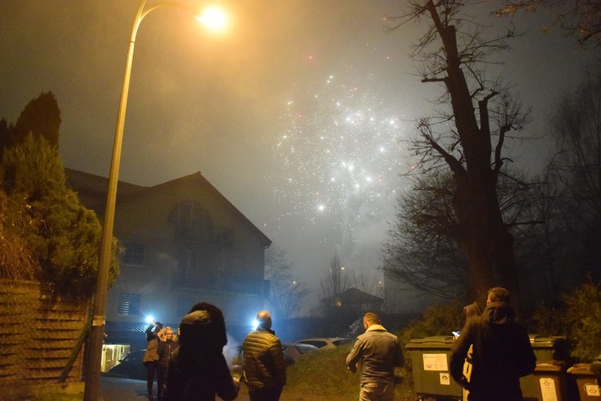 Sylwester w Pruszczu. Pruszczanie przywitali Nowy Rok niebem pełnym fajerwerków  |ZDJĘCIA, WIDEO