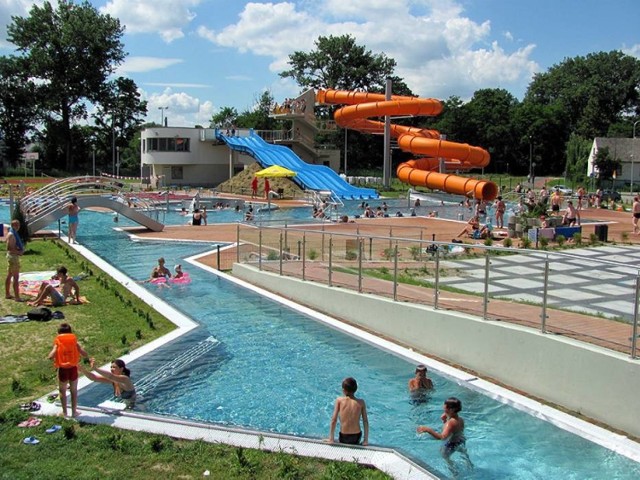 Aquapark Kalisz działa od 2012 roku. Nowoczesny kompleks to zjeżdżalnie wodne (z których najdłuższa ma aż 128 metrów), gejzery, rwąca rzeka czy grota sztucznej fali a także saunarium, zajęcia fitness, spa, kręgielnia

Baseny w parku wodnym w Kaliszu wewnętrzne czynne są na cały rok, zewnętrzne - sezonowo.

Aquapark Kalisz - GODZINY OTWARCIA
Poniedziałek - piątek 6-22
Niedziela, sobota, święta 6.30-22

Cennik Auqaparku w Kaliszu
Bilety na halę basenową kosztują od 7 zł/os./1 godz. w tygodniu w godzinach porannych do 43 zł/os./cały dzień w weekendy

Aquapark w Kaliszu - MAPA



Najlepsze parki rozrywki i parki wodne w Wielkopolsce