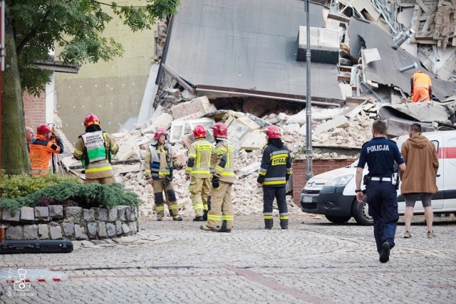 Przy ul. Dworcowej w Chorzowie zawaliła się kamienica. na miejscu pracują ekipy strażaków i ciężki sprzęt.