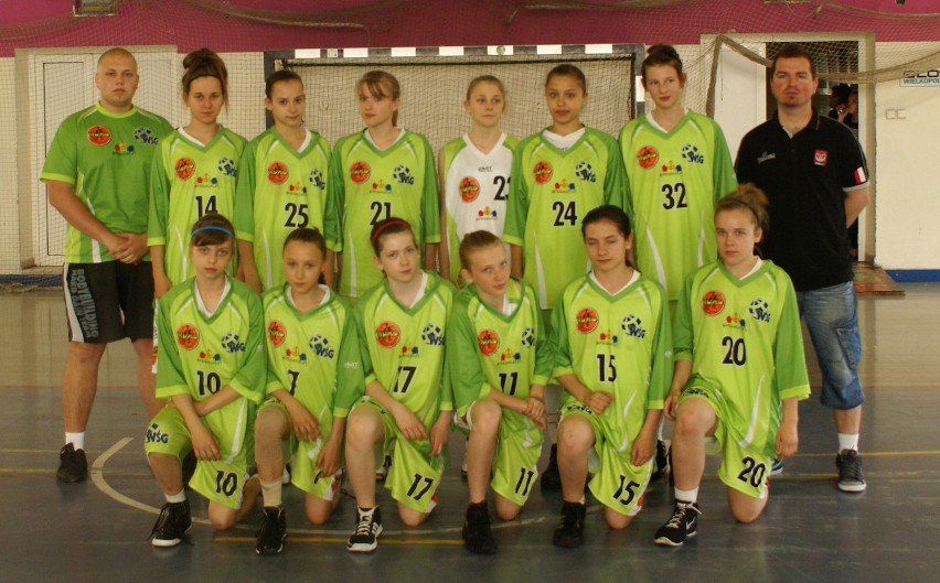 Od lewej stoją: Rafał Bejtka (kierownik drużyny), Monika...