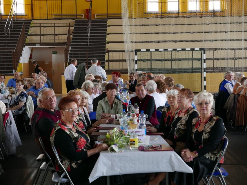 W barcińskiej hali, podczas XV Zjazdu Klubów Seniora,...