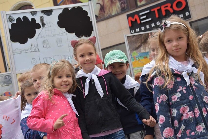 Dzieci z Rybnika namalowały smog dla premiera polskiego rządu