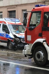 Wypadek na Traugutta we Wrocławiu. Kierowca opla nie ustąpił miejsca karetce na sygnale [ZDJĘCIA]