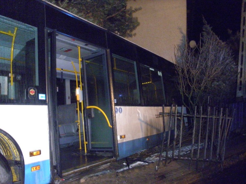 Wypadek w Rybniku. Autobus wjechał w dom przy ulicy Gotartowickiej [ZDJĘCIA]