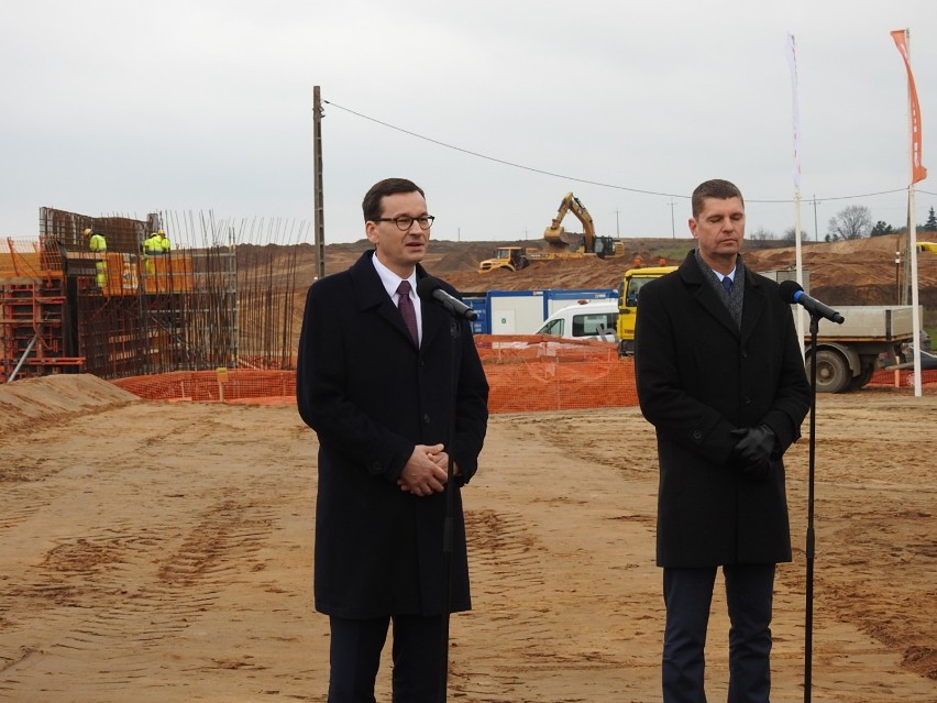 Premier Mateusz Morawiecki na terenie budowy odcinka S61 Ostrów Mazowiecka – Szczuczyn [zdjęcia,video]