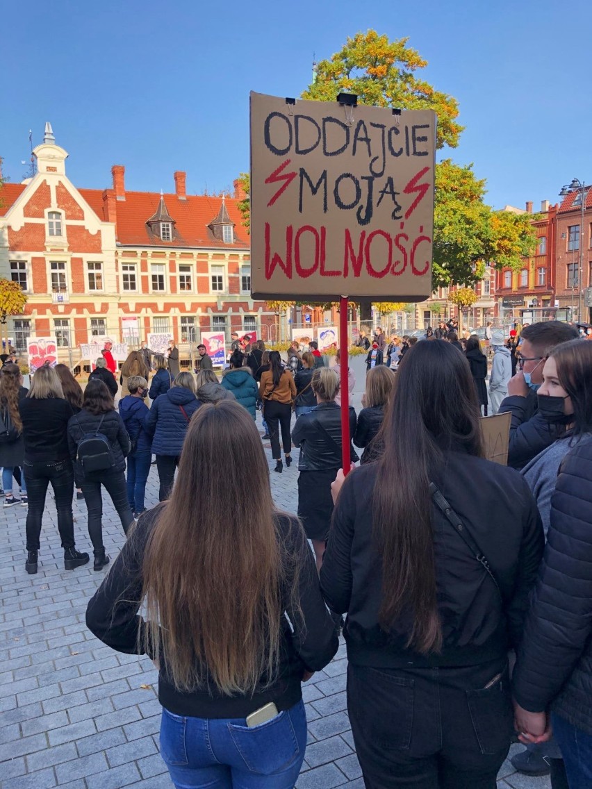 Strajk kobiet w Starogardzie Gdańskim. Protesty w sprawie zaostrzenia prawa antyaborcyjnego