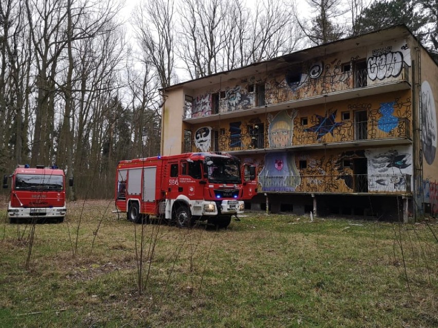 Zbąszyń: Pożar pustostanu i... zgubione wagony