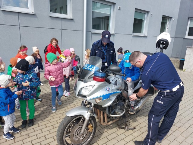 Uczniowie z Nowego Glinika i Niepli oraz przedszkolaki z Lipnicy Dolnej zwiedzali Komendę Powiatową Policji w Jaśle