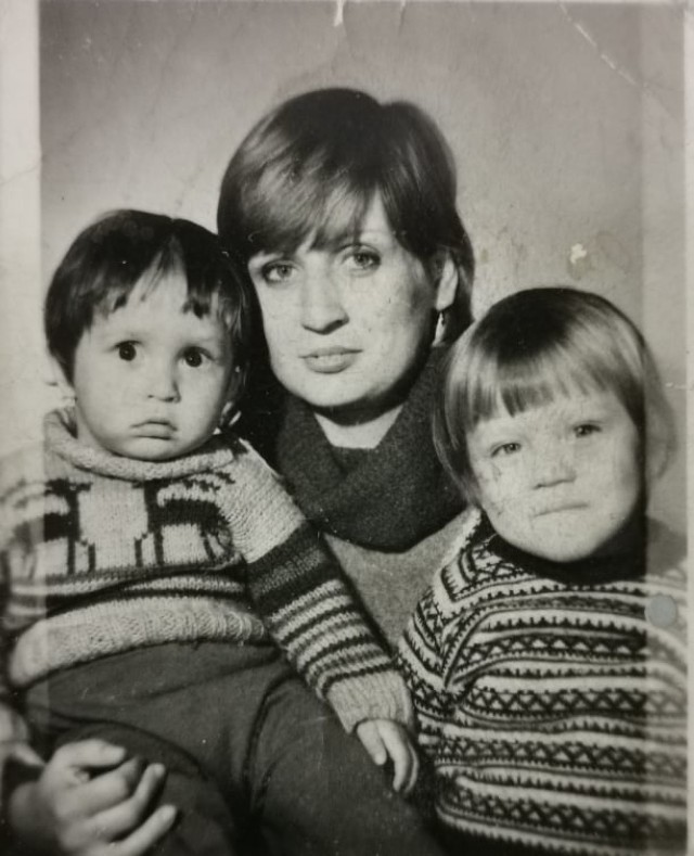 Krystian Kinastowski (po prawej) z mamą i bratem. Przyszły prezydent czekałem przede wszystkim na słodkie makowce