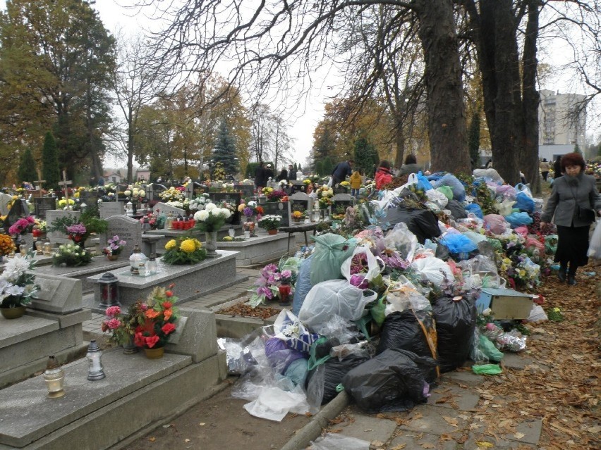 Problem śmieci na cmentarzach pojawia się rok do roku w...