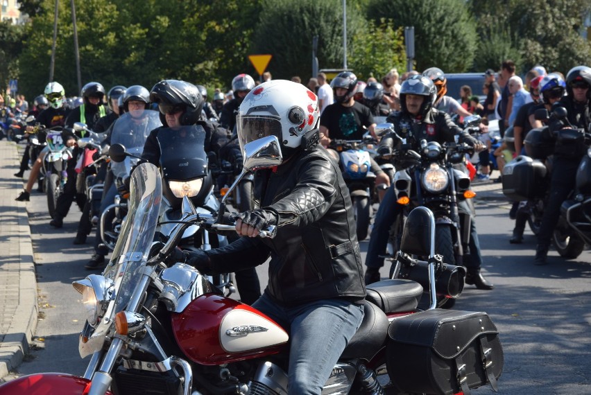 KROTOSZYN: 32. Zlot Motocykli Ciężkich i Weteranów - liczna parada i pokaz na targowisku [GALERIA]