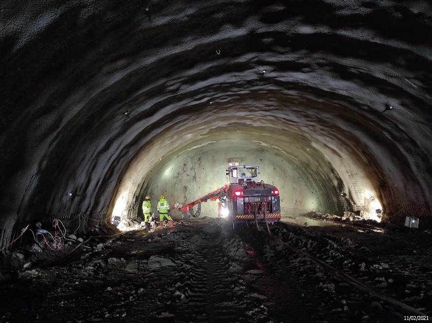 Budowa tunelu w masywie górskim na odcinku drogi ekspresowej...