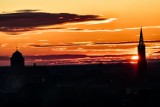 Niesamowity zachód słońca nad Żaganiem. Panorama miasta prezentuje się wspaniale! 