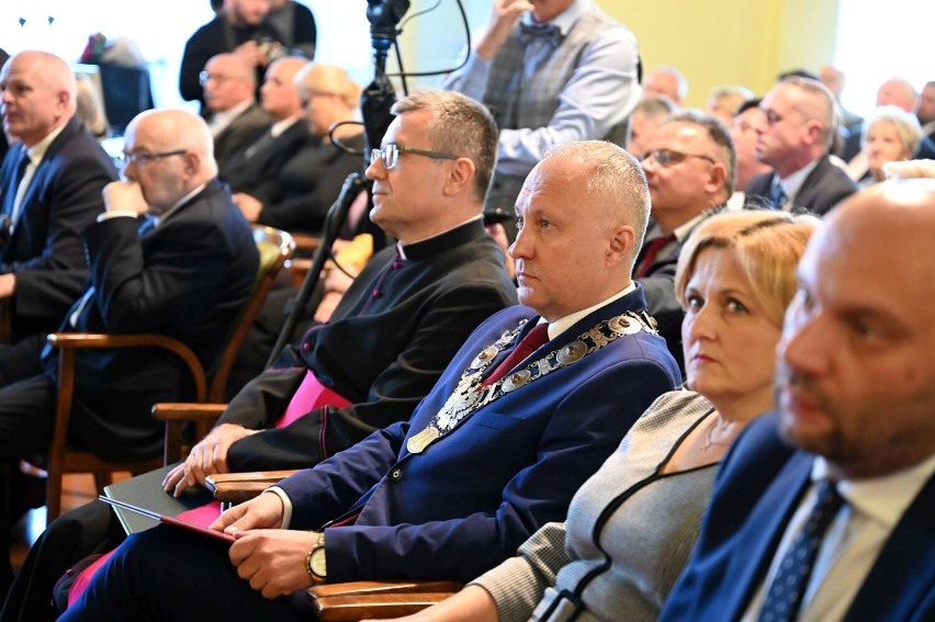 Nowy Sącz. Honorowe Obywatelstwo dla ks. Jerzego Jurkiewicza i Tarcze Herbowe dla zasłużonych sądeczan 