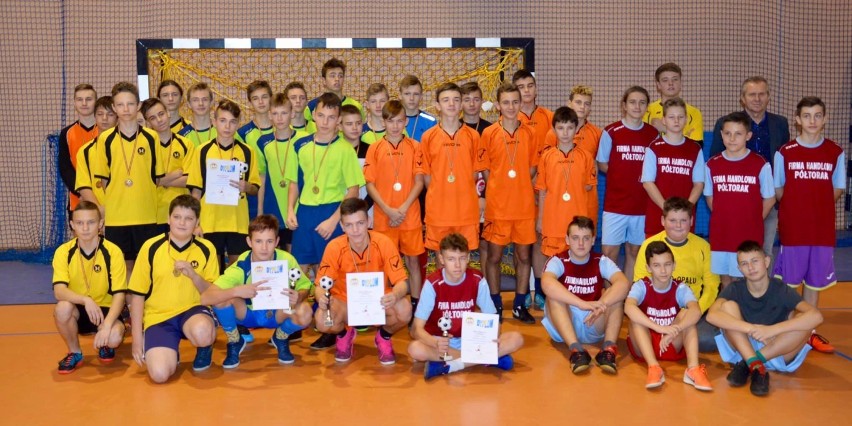 Powiatowe Mistrzostwa w piłkę nożną halową młodzieży. Kto zwyciężył?