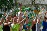 Happening uczniów szkoły muzycznej w Bydgoszczy. Kolorowe ptaki to symbol lepszego jutra bez koronawirusa [zdjęcia]