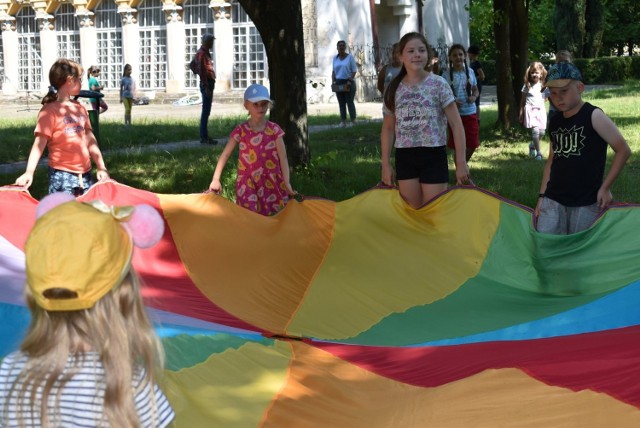 Sądząc po minach Milusińskich, pierwsze zajęcia Wakacyjnego Klubu Dziecka w Miejsko - Gminnym Domu Kultury były bardzo udane! Okazało się, że do dobrej zabawy nie potrzebna jest wcale konsola do gier czy komórka. Wystarczą kapsle, kolorowa chusta, kreda, rzutki, czy kółka hula hop. 

Jak się bawili dziś mali goście koneckiego Domu Kultury? Zobacz na fotogalerii