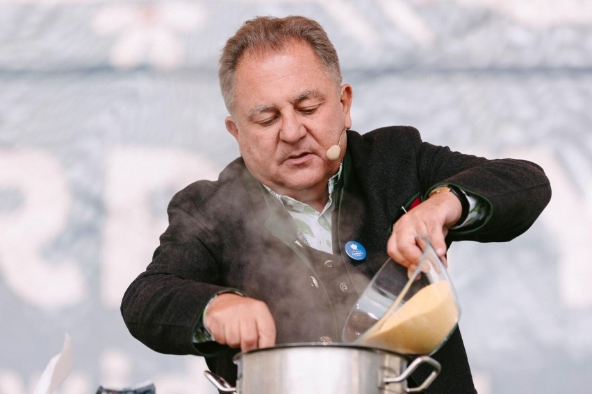 Robert Makłowicz podczas pokazu kulinarnego