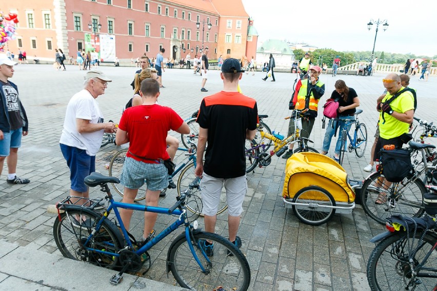 Lipcowa Masa Krytyczna. Rowerzyści pokonali 19 km przez Centrum, Ochotę i Mokotów [ZDJĘCIA]