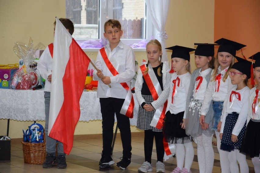 Nowa Wieś Zbąska. Pasowanie na ucznia Zespołu Szkolno-Przedszkolnego w Nądni - 24 października 2019