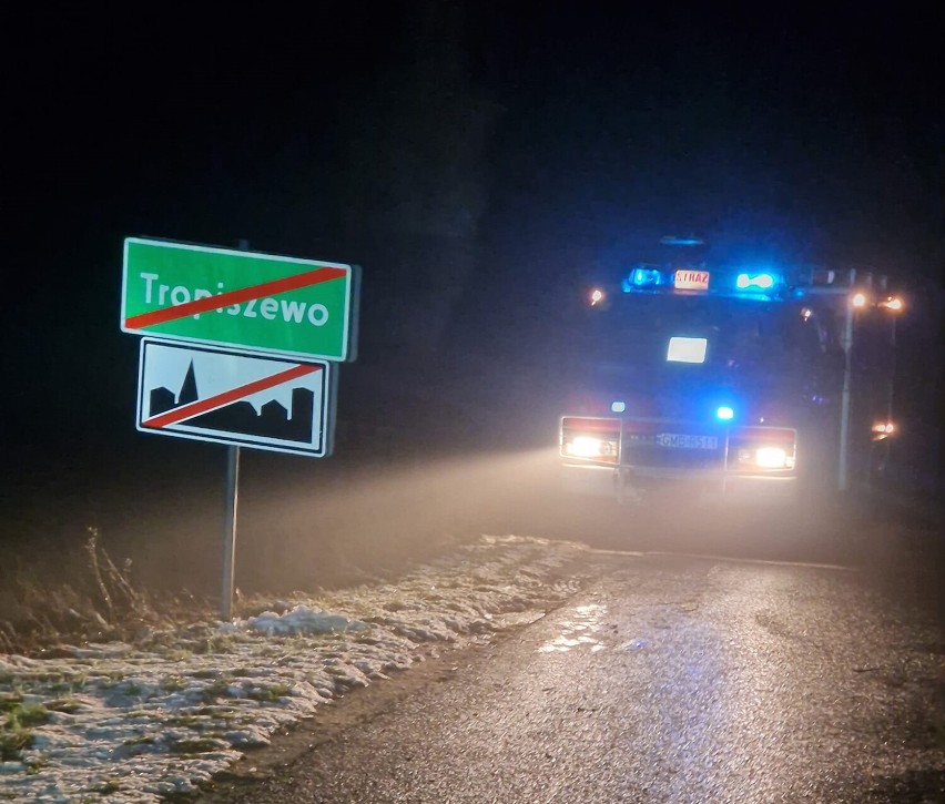 Gmina Lichnowy. Samochód osobowy wypadł z drogi. Zaraz po zdarzeniu trwały poszukiwania kierowcy 