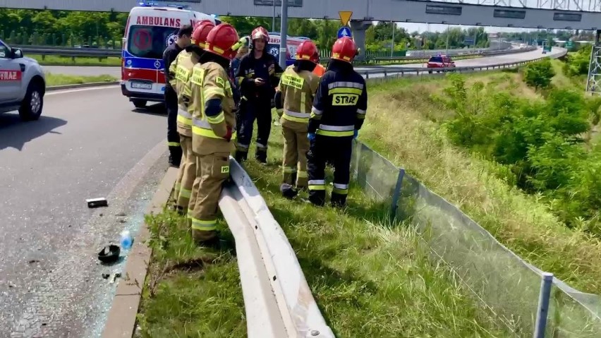 Wypadek przy zjeździe z DTŚ w Gliwicach. Samochód spadł ze skarpy i koziołkując wpadł do stawu [WIDEO]