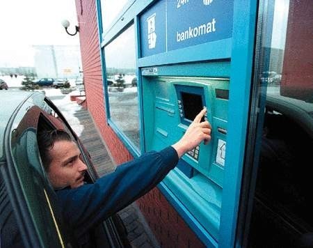 Regułą jest, że banki pobierają opłatę za wypłatę gotówki z obcego bankomatu.