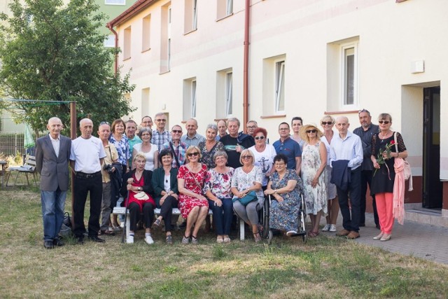 Mieszkańcy ulic Rybackiej i Zielonej w Ustce po wielu latach urządzili spotkanie sąsiadów. Część z nich przyjechała z różnych stron Polski. Dzisiaj mieszka tu zaledwie kilka osób - potomków powojennych osiedleńców.

