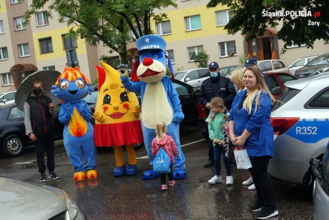 Urodzinowa niespodzianka przed blokiem dla 8-letniej Oli w kwarantannie