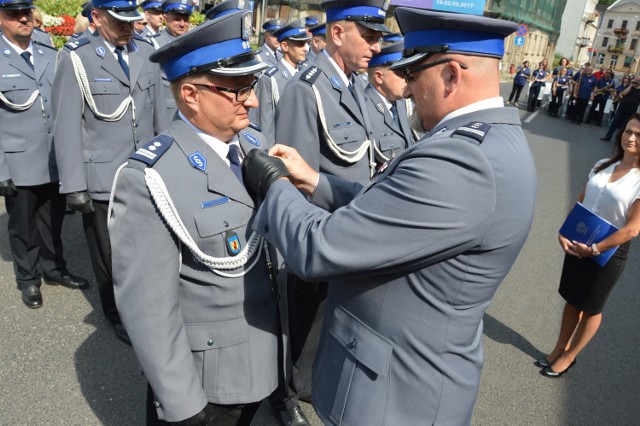 Na zdjęciu młodszy inspektor Tomasz Miłak podczas święta policji w Piotrkowie otrzymał brązową odznakę "Zasłużony Policjant" (lipiec 2017)
